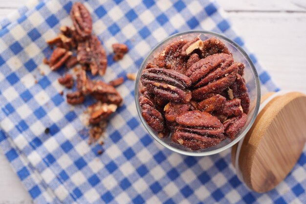 Gustose noci pecan in un barattolo sul tavolo