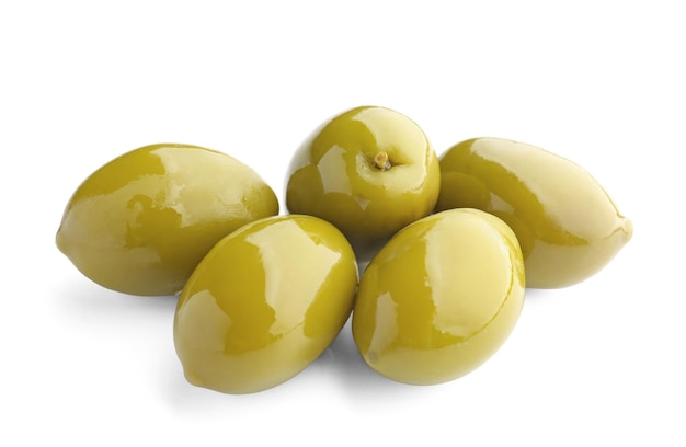 Gustose olive in scatola su sfondo bianco