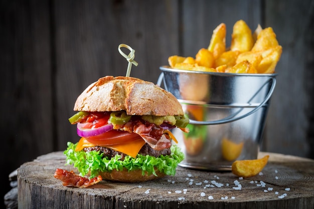 Gustose patatine e hamburger a base di verdure di manzo e formaggio