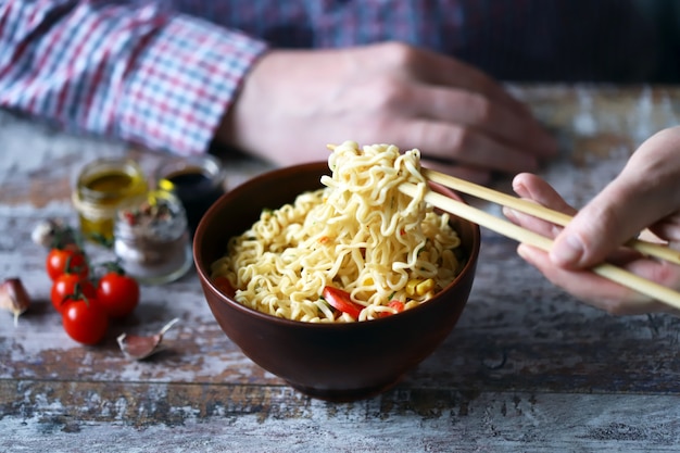 Gustose tagliatelle cinesi in una ciotola