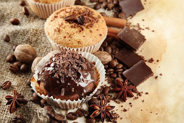 Gustose torte di muffin con cioccolato, spezie e semi di caffè, su fondo beige