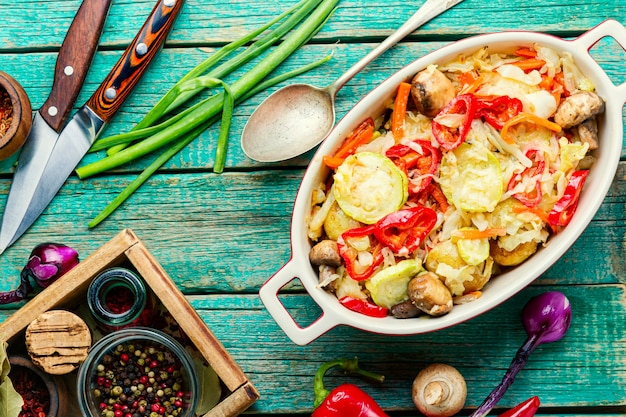 Gustose verdure al vapore, sano cibo vegetariano su un vecchio tavolo di legno