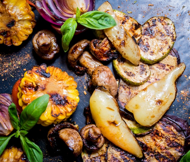 Gustose verdure grigliate sul piatto grande. Cibo salutare. Ristorante.