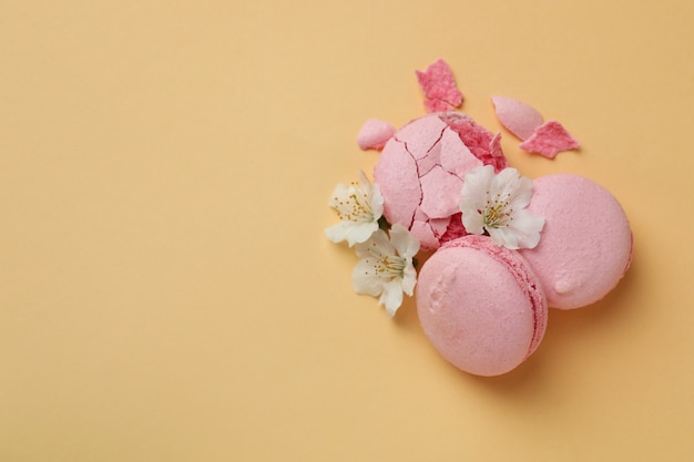 Gustosi amaretti e fiori su fondo beige