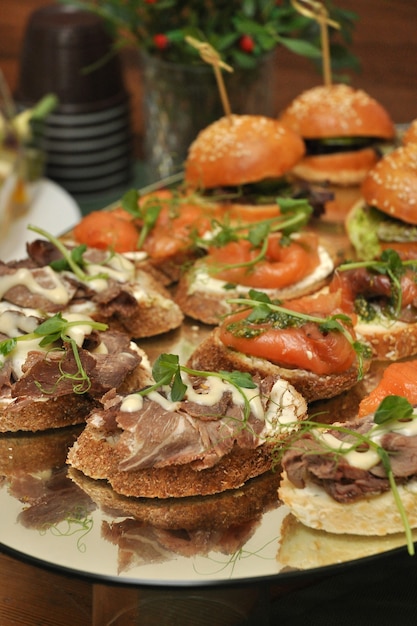 Gustosi antipasti al buffet di manzo salmone e crema di formaggio Messa a fuoco selezionata