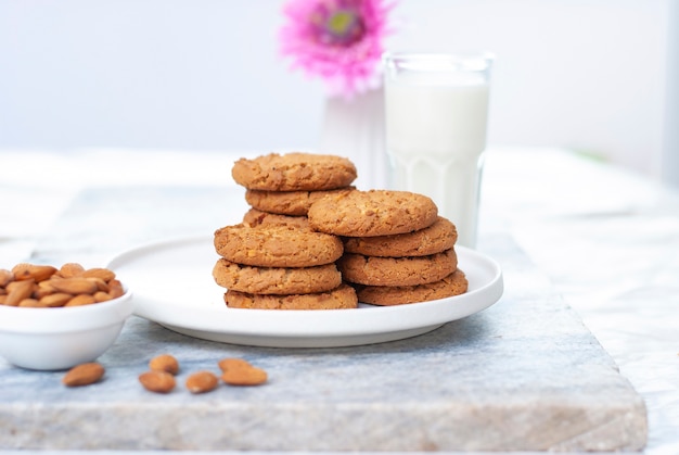 Gustosi biscotti alle mandorle di farina d'avena con un bicchiere di latte