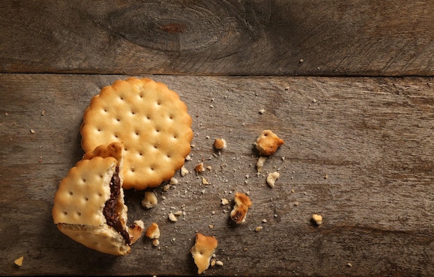 Gustosi biscotti con briciole su fondo di legno