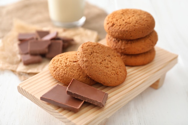 Gustosi biscotti di farina d'avena e cioccolato sul tavolo