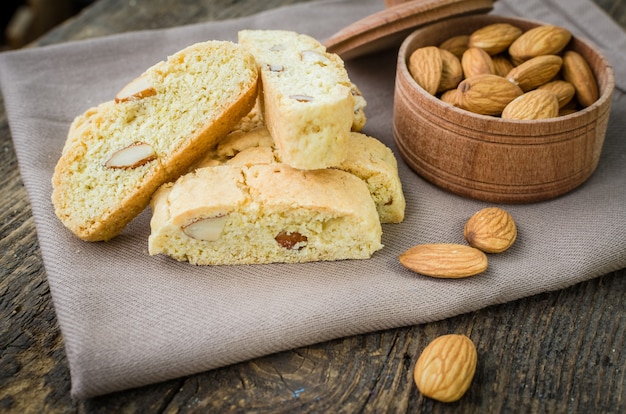 Gustosi biscotti di mandorle fatti in casa