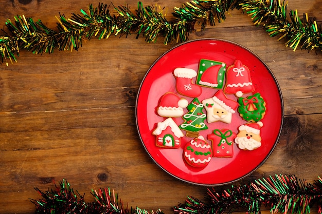 gustosi biscotti di Natale su un piatto rosso. deliziosi biscotti di Natale colorati. biscotti di natale.