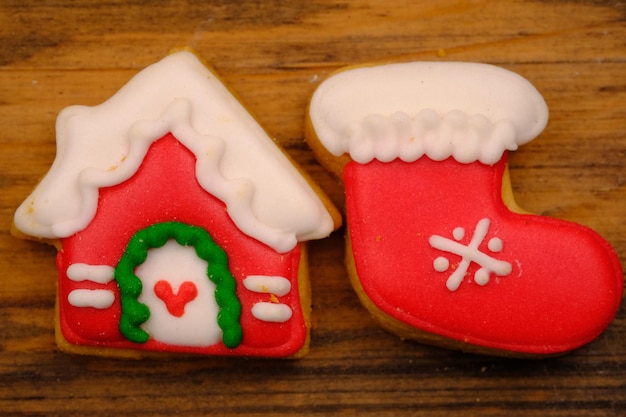 gustosi biscotti di Natale su un tavolo di legno. deliziosi biscotti di Natale colorati. notte di natale.