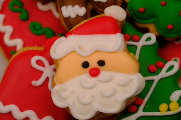 gustosi biscotti di Natale su un tavolo di legno. deliziosi biscotti di Natale colorati. notte di natale.