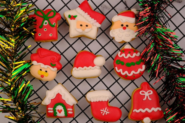 gustosi biscotti di Natale su una griglia di raffreddamento. deliziosi biscotti di Natale colorati. biscotti di Natale.