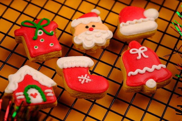 gustosi biscotti di Natale su una griglia di raffreddamento. deliziosi biscotti di Natale colorati. biscotto natalizio. natale.