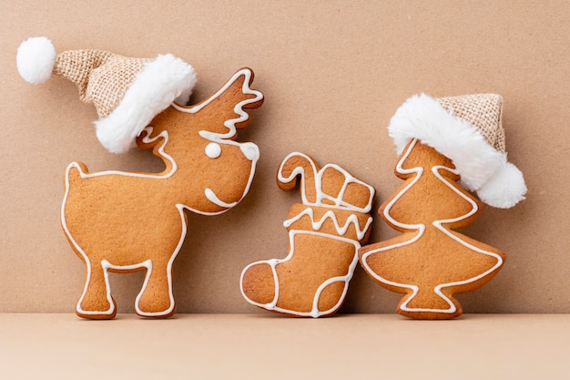 Gustosi biscotti di panpepato e decorazioni natalizie su sfondo pastello.