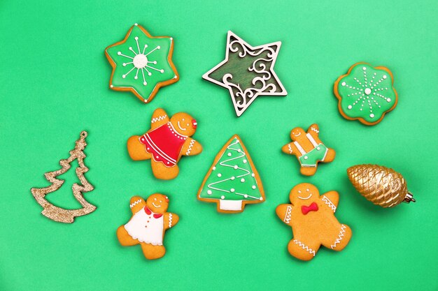 Gustosi biscotti fatti in casa di Natale su sfondo di colore colore