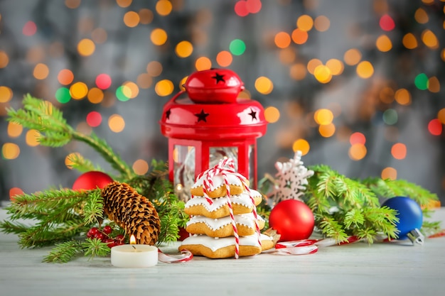 Gustosi biscotti natalizi fatti in casa e decorazioni sul tavolo