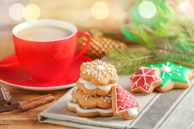 Gustosi biscotti natalizi fatti in casa e tazza di caffè sul tavolo