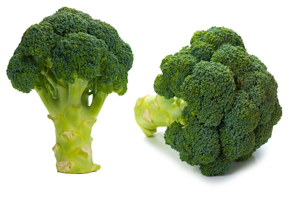 Gustosi broccoli freschi isolati su sfondo bianco.