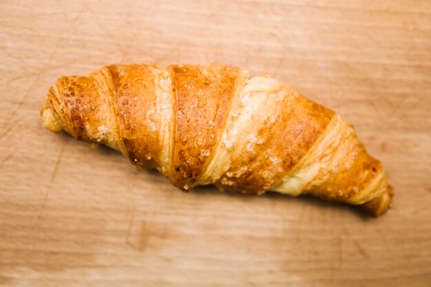 Gustosi cornetti burrosi sul vecchio tavolo di legno