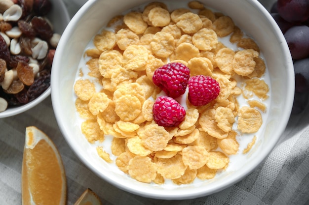 Gustosi cornflakes con lamponi sul tavolo