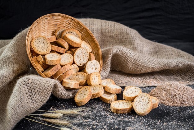 Gustosi cracker nel cestino su fondo di legno nero