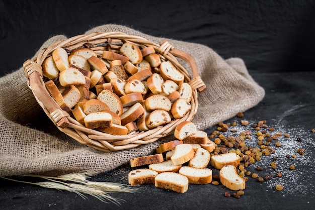 Gustosi cracker nel cestino su fondo di legno nero