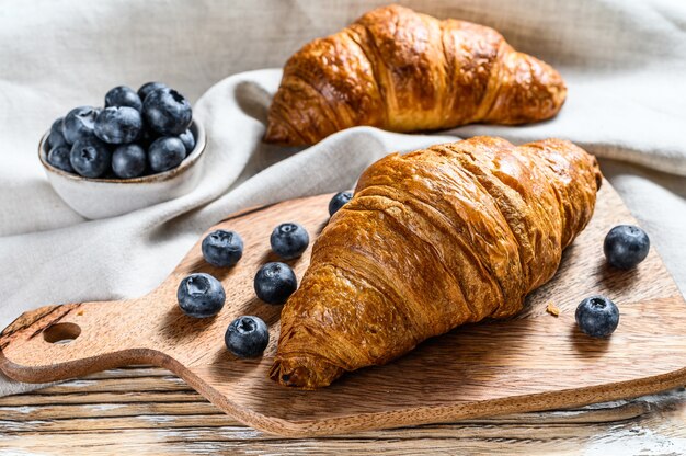 Gustosi croissant burrosi con mirtilli