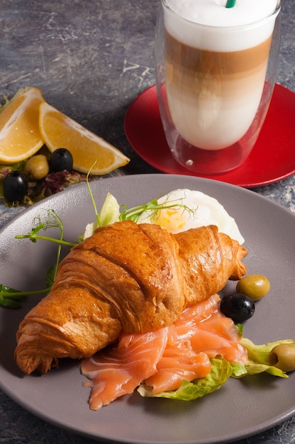 Gustosi croissant con salmone affumicato e un latte Concept Breakfast