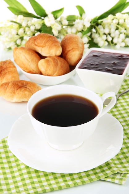 Gustosi croissant e tazza di caffè in primo piano