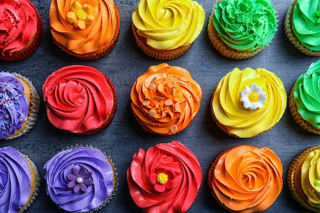 Gustosi cupcakes colorati sul tavolo