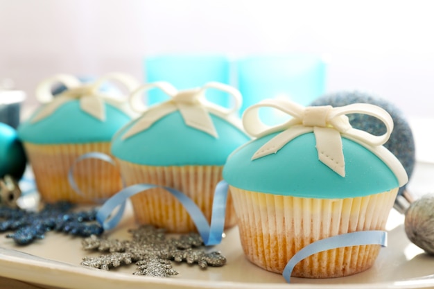 Gustosi cupcakes con fiocco e giocattoli