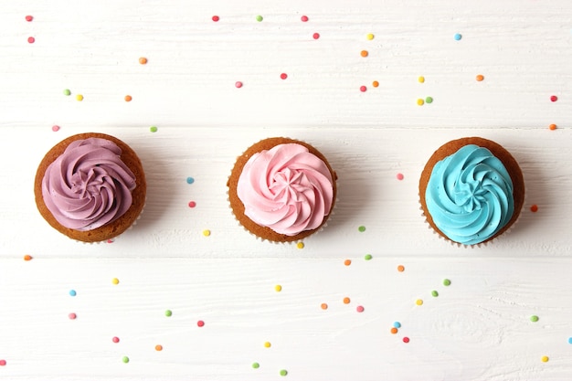 Gustosi cupcakes su uno sfondo bianco. Foto di alta qualità