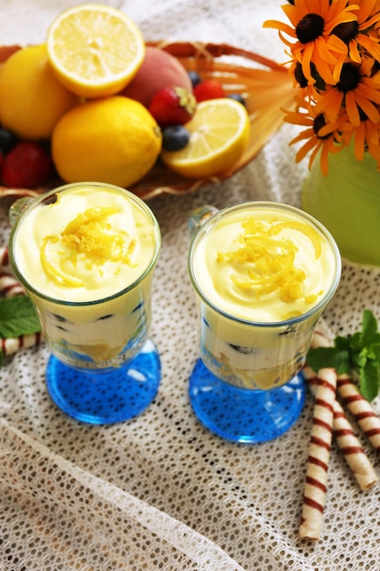 Gustosi dessert al limone sul tavolo a casa