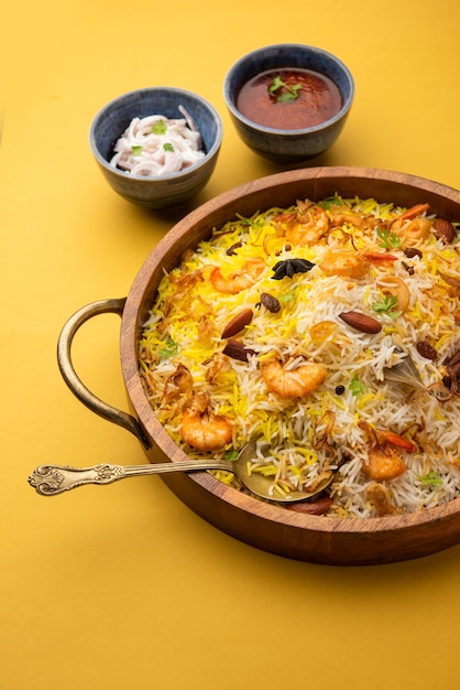 Gustosi e deliziosi gamberi biryani, jheenga pulav o pilaf di gamberi