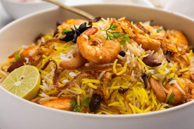 Gustosi e deliziosi gamberi biryani, jheenga pulav o pilaf di gamberi