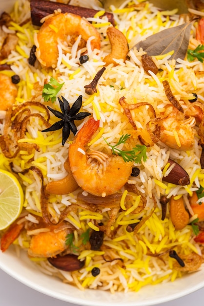 Gustosi e deliziosi gamberi biryani, jheenga pulav o pilaf di gamberi