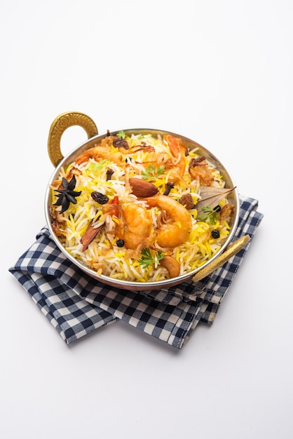 Gustosi e deliziosi gamberi biryani, jheenga pulav o pilaf di gamberi