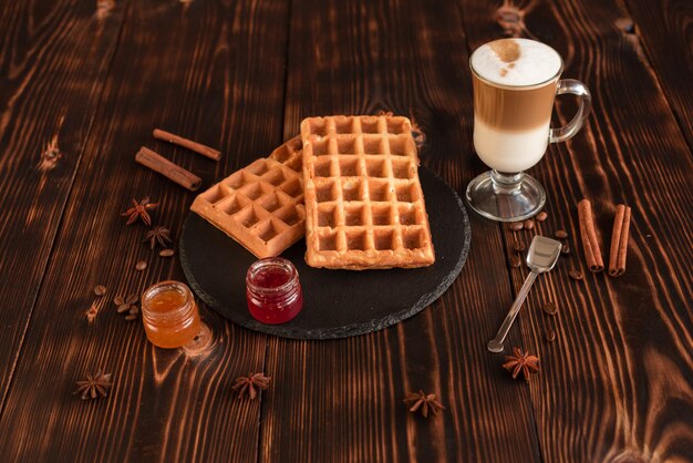 Gustosi freschi wafer di Vienna, marmellata e tazza di caffè