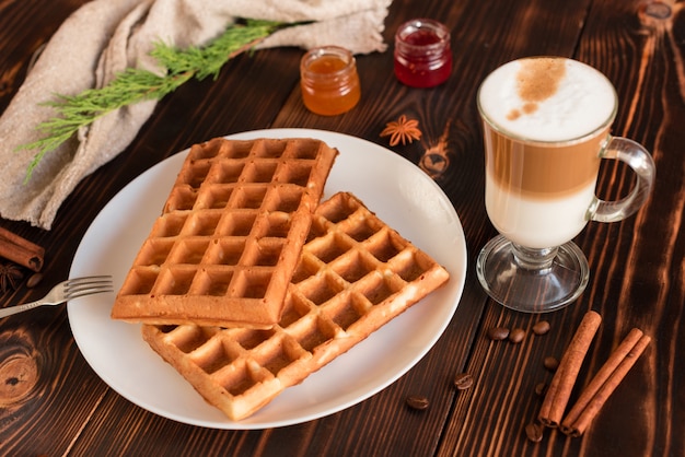 Gustosi freschi wafer di Vienna, marmellata e tazza di caffè