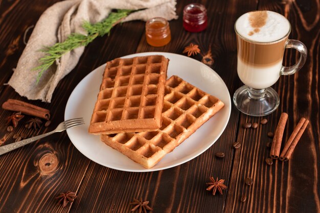 Gustosi freschi wafer di Vienna, marmellata e tazza di caffè