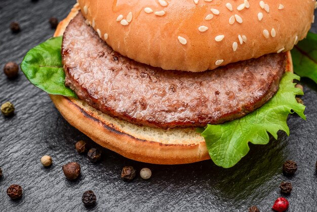 Gustosi hamburger fatti in casa alla griglia con carne di manzo.