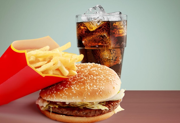 Gustosi hamburger freschi, patatine fritte e coca cola sul tavolo di legno