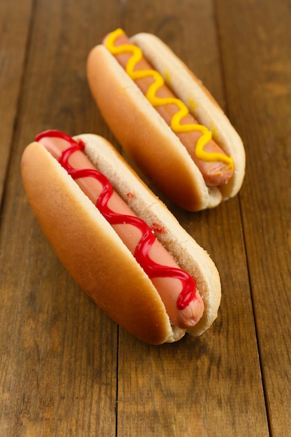 Gustosi hot dog sul tavolo di legno