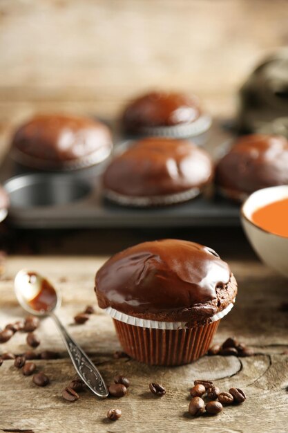 Gustosi muffin al cioccolato fatti in casa sulla tavola di legno