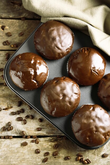 Gustosi muffin al cioccolato fatti in casa sulla tavola di legno