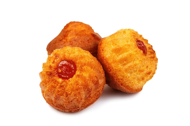 Gustosi muffin con marmellata isolata