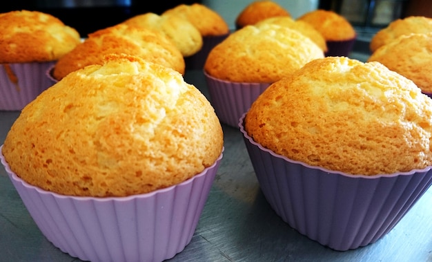 Gustosi muffin fatti in casa in belle forme viola