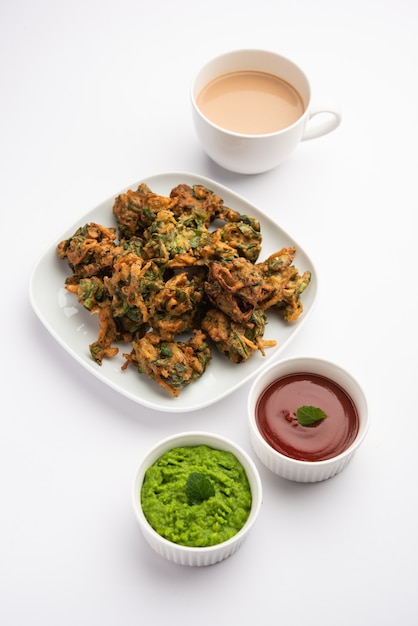 Gustosi Palak pakoda o pakora fatti in casa noti come Spinaci Firtters, serviti con ketchup. Spuntino preferito per l'ora del tè dall'India