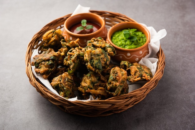 Gustosi Palak pakoda o pakora fatti in casa noti come Spinaci Firtters, serviti con ketchup. Spuntino preferito per l'ora del tè dall'India